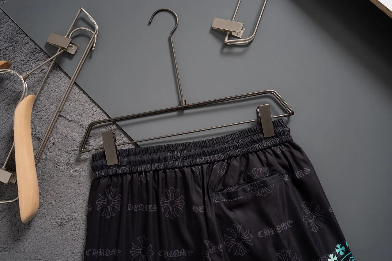🅿️130 #V2434 [Replenishment all year round] 𝐂𝐡𝐫𝐨𝐦𝐞 𝐡𝐞𝐚𝐫𝐭𝐬 Croix heart new summer beach pants LV classic printed quick-drying three-quarter pants, same style for men and women, the fabric is made of polyester fiber for customers, stain-resistant and wrinkle-resistant, the most suitable material for summer outings It is guaranteed to be cool and comfortable enough at the same time. It is super stylish when you wear it casually. You can clearly see the texture and other things by looking at the photos. It is not an ordinary market material that can seduce a person who wants to go on vacation in minutes. Pockets on both sides. Drawstring at the waist. Very practical design, with impeccable workmanship, details and fit. Can be worn as casual pants or beach pants. A must-have for beach vacations, home leisure, gym equipment, morning running and night running. Practicality takes into account functionality. Color: Black White Size: M-XXXL